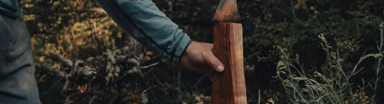 Couper le bois pour une maison chaleureuse et bien